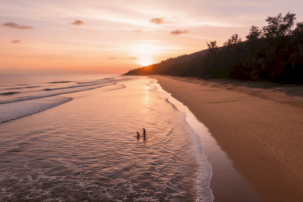 Biển Quỳnh giữ được n&eacute;t hoang sơ v&agrave; vắng vẻ hiếm thấy